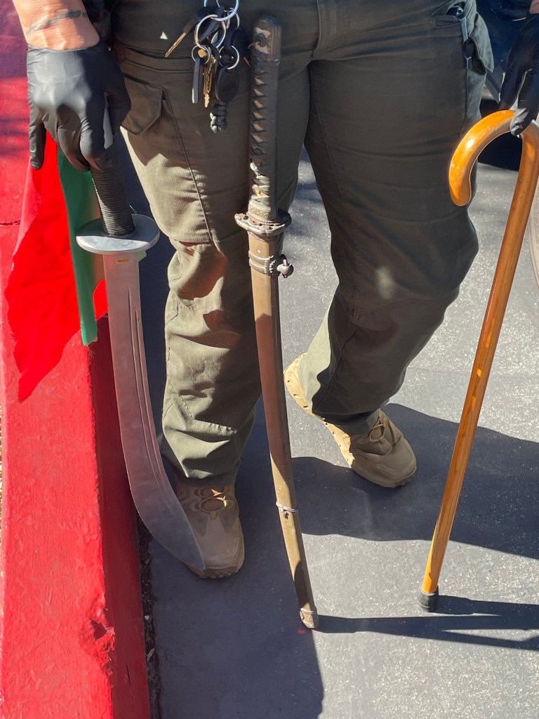 26-08-Additional-Weapons-768x1024-1 Hombre de Carpinteria arrestado tras incidente con barricada en un campo de golf