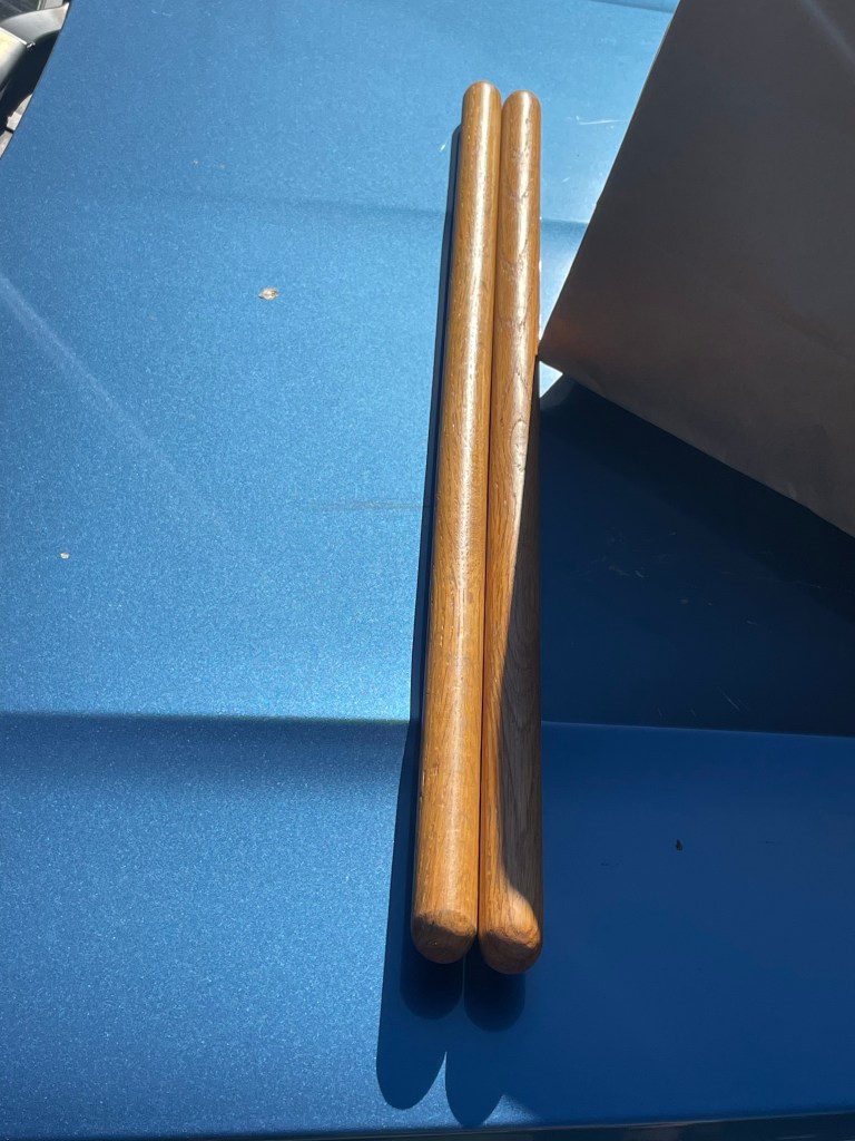 26-08-Escrima-Style-Fighting-Sticks-768x1024-1 Hombre de Carpinteria arrestado tras incidente con barricada en un campo de golf